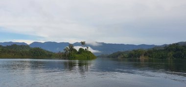 Milford Ses ve Kuşkulu Ses 'in Dağları ve Fiyortları, Yeni Zelanda. Bengoh Vadisi, Sarawak.