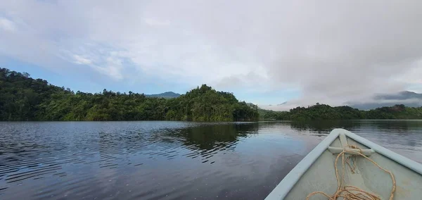 米尔福德声音和怀疑声音的山脉和峡湾 新西兰 沙捞越本戈谷地 — 图库照片