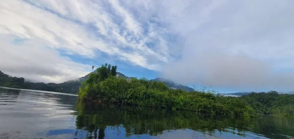 米尔福德声音和怀疑声音的山脉和峡湾 新西兰 沙捞越本戈谷地 — 图库照片