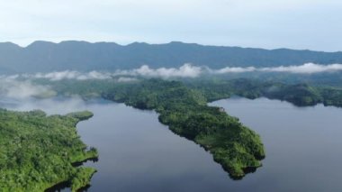 Milford Ses ve Kuşkulu Ses 'in Dağları ve Fiyortları, Yeni Zelanda. Bengoh Vadisi, Sarawak.
