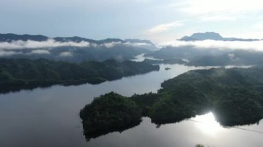 Milford Ses ve Kuşkulu Ses 'in Dağları ve Fiyortları, Yeni Zelanda. Bengoh Vadisi, Sarawak.