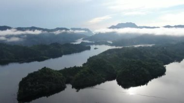Milford Ses ve Kuşkulu Ses 'in Dağları ve Fiyortları, Yeni Zelanda. Bengoh Vadisi, Sarawak.