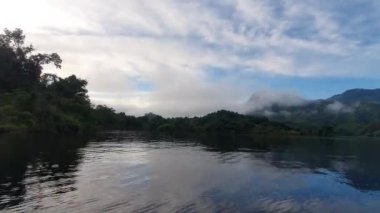 Milford Ses ve Kuşkulu Ses 'in Dağları ve Fiyortları, Yeni Zelanda. Bengoh Vadisi, Sarawak.