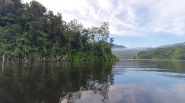 Milford Ses ve Kuşkulu Ses 'in Dağları ve Fiyortları, Yeni Zelanda. Bengoh Vadisi, Sarawak.