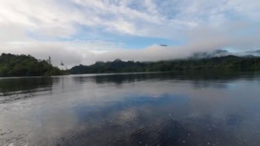 Milford Ses ve Kuşkulu Ses 'in Dağları ve Fiyortları, Yeni Zelanda. Bengoh Vadisi, Sarawak.