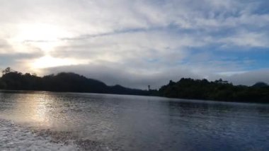 Milford Ses ve Kuşkulu Ses 'in Dağları ve Fiyortları, Yeni Zelanda. Bengoh Vadisi, Sarawak.