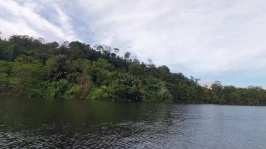 Milford Ses ve Kuşkulu Ses 'in Dağları ve Fiyortları, Yeni Zelanda. Bengoh Vadisi, Sarawak.