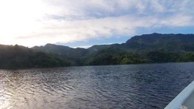 Milford Ses ve Kuşkulu Ses 'in Dağları ve Fiyortları, Yeni Zelanda. Bengoh Vadisi, Sarawak.