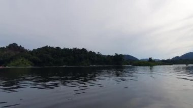Milford Ses ve Kuşkulu Ses 'in Dağları ve Fiyortları, Yeni Zelanda. Bengoh Vadisi, Sarawak.
