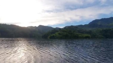 Milford Ses ve Kuşkulu Ses 'in Dağları ve Fiyortları, Yeni Zelanda. Bengoh Vadisi, Sarawak.