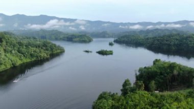 Milford Ses ve Kuşkulu Ses 'in Dağları ve Fiyortları, Yeni Zelanda. Bengoh Vadisi, Sarawak.