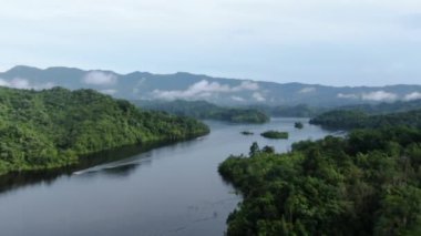 Milford Ses ve Kuşkulu Ses 'in Dağları ve Fiyortları, Yeni Zelanda. Bengoh Vadisi, Sarawak.