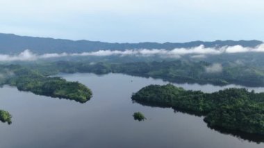 Milford Ses ve Kuşkulu Ses 'in Dağları ve Fiyortları, Yeni Zelanda. Bengoh Vadisi, Sarawak.