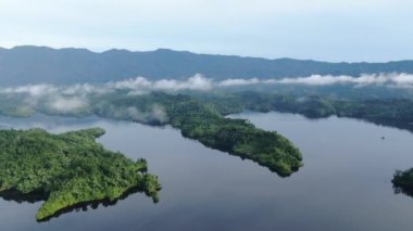 Milford Ses ve Kuşkulu Ses 'in Dağları ve Fiyortları, Yeni Zelanda. Bengoh Vadisi, Sarawak.