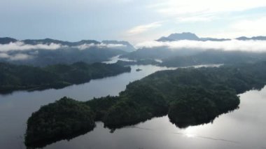 Milford Ses ve Kuşkulu Ses 'in Dağları ve Fiyortları, Yeni Zelanda. Bengoh Vadisi, Sarawak.