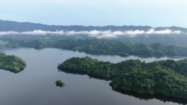 Milford Ses ve Kuşkulu Ses 'in Dağları ve Fiyortları, Yeni Zelanda. Bengoh Vadisi, Sarawak.