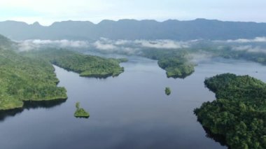Milford Ses ve Kuşkulu Ses 'in Dağları ve Fiyortları, Yeni Zelanda. Bengoh Vadisi, Sarawak.