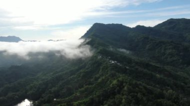 Milford Ses ve Kuşkulu Ses 'in Dağları ve Fiyortları, Yeni Zelanda. Bengoh Vadisi, Sarawak.