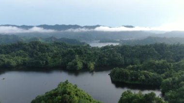 Milford Ses ve Kuşkulu Ses 'in Dağları ve Fiyortları, Yeni Zelanda. Bengoh Vadisi, Sarawak.