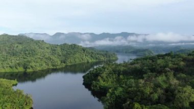 Milford Ses ve Kuşkulu Ses 'in Dağları ve Fiyortları, Yeni Zelanda. Bengoh Vadisi, Sarawak.
