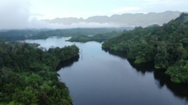 Milford Ses ve Kuşkulu Ses 'in Dağları ve Fiyortları, Yeni Zelanda. Bengoh Vadisi, Sarawak.