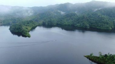 Milford Ses ve Kuşkulu Ses 'in Dağları ve Fiyortları, Yeni Zelanda. Bengoh Vadisi, Sarawak.