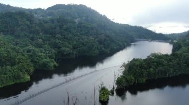 Milford Ses ve Kuşkulu Ses 'in Dağları ve Fiyortları, Yeni Zelanda. Bengoh Vadisi, Sarawak.