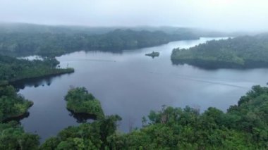 Milford Ses ve Kuşkulu Ses 'in Dağları ve Fiyortları, Yeni Zelanda. Bengoh Vadisi, Sarawak.