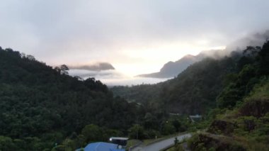 Milford Ses ve Kuşkulu Ses 'in Dağları ve Fiyortları, Yeni Zelanda. Bengoh Vadisi, Sarawak.