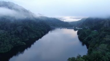 Milford Ses ve Kuşkulu Ses 'in Dağları ve Fiyortları, Yeni Zelanda. Bengoh Vadisi, Sarawak.
