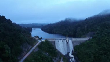 Milford Ses ve Kuşkulu Ses 'in Dağları ve Fiyortları, Yeni Zelanda. Bengoh Vadisi, Sarawak.