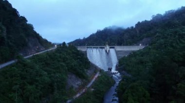 Milford Ses ve Kuşkulu Ses 'in Dağları ve Fiyortları, Yeni Zelanda. Bengoh Vadisi, Sarawak.