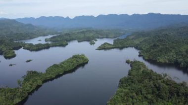 Milford Ses ve Kuşkulu Ses 'in Dağları ve Fiyortları, Yeni Zelanda. Bengoh Vadisi, Sarawak.