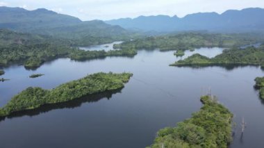 Milford Ses ve Kuşkulu Ses 'in Dağları ve Fiyortları, Yeni Zelanda. Bengoh Vadisi, Sarawak.