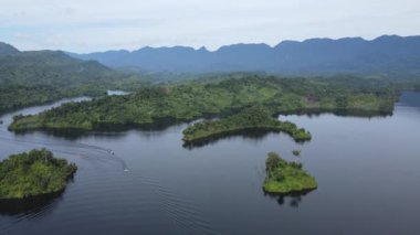 Milford Ses ve Kuşkulu Ses 'in Dağları ve Fiyortları, Yeni Zelanda. Bengoh Vadisi, Sarawak.
