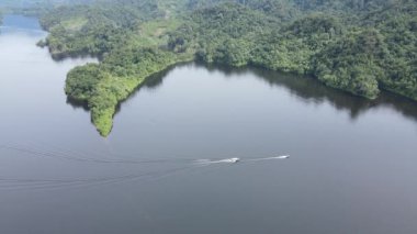 Milford Ses ve Kuşkulu Ses 'in Dağları ve Fiyortları, Yeni Zelanda. Bengoh Vadisi, Sarawak.
