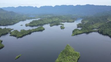 Milford Ses ve Kuşkulu Ses 'in Dağları ve Fiyortları, Yeni Zelanda. Bengoh Vadisi, Sarawak.