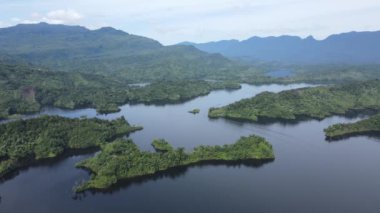Milford Ses ve Kuşkulu Ses 'in Dağları ve Fiyortları, Yeni Zelanda. Bengoh Vadisi, Sarawak.
