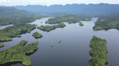 Milford Ses ve Kuşkulu Ses 'in Dağları ve Fiyortları, Yeni Zelanda. Bengoh Vadisi, Sarawak.
