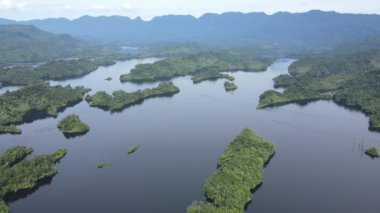 Milford Ses ve Kuşkulu Ses 'in Dağları ve Fiyortları, Yeni Zelanda. Bengoh Vadisi, Sarawak.