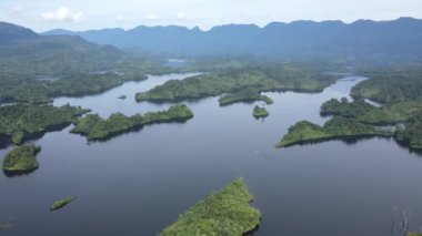 Milford Ses ve Kuşkulu Ses 'in Dağları ve Fiyortları, Yeni Zelanda. Bengoh Vadisi, Sarawak.