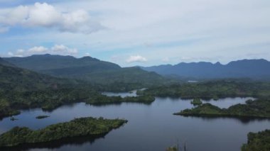 Milford Ses ve Kuşkulu Ses 'in Dağları ve Fiyortları, Yeni Zelanda. Bengoh Vadisi, Sarawak.