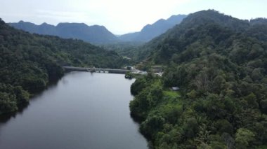 Milford Ses ve Kuşkulu Ses 'in Dağları ve Fiyortları, Yeni Zelanda. Bengoh Vadisi, Sarawak.