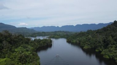 Milford Ses ve Kuşkulu Ses 'in Dağları ve Fiyortları, Yeni Zelanda. Bengoh Vadisi, Sarawak.