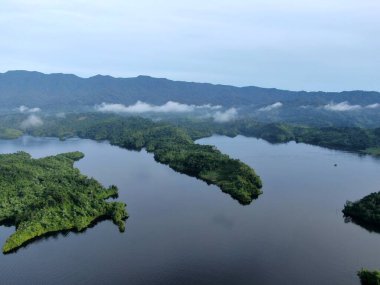 Milford Ses ve Kuşkulu Ses 'in Dağları ve Fiyortları, Yeni Zelanda. Bengoh Vadisi, Sarawak.