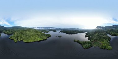 Milford Ses ve Kuşkulu Ses 'in Dağları ve Fiyortları, Yeni Zelanda. Bengoh Vadisi, Sarawak.