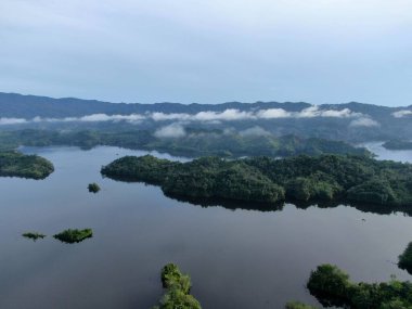 Milford Ses ve Kuşkulu Ses 'in Dağları ve Fiyortları, Yeni Zelanda. Bengoh Vadisi, Sarawak.