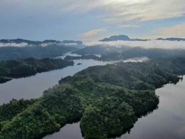 Milford Ses ve Kuşkulu Ses 'in Dağları ve Fiyortları, Yeni Zelanda. Bengoh Vadisi, Sarawak.