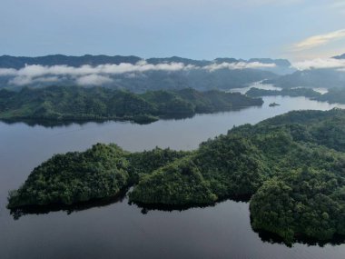 Milford Ses ve Kuşkulu Ses 'in Dağları ve Fiyortları, Yeni Zelanda. Bengoh Vadisi, Sarawak.
