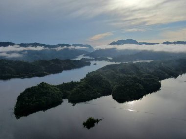 Milford Ses ve Kuşkulu Ses 'in Dağları ve Fiyortları, Yeni Zelanda. Bengoh Vadisi, Sarawak.